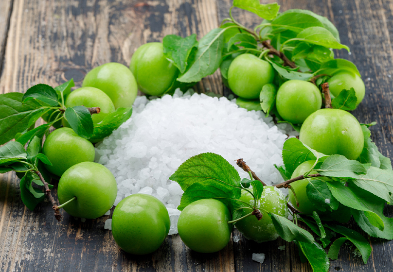  Coat the plums evenly with sea salt