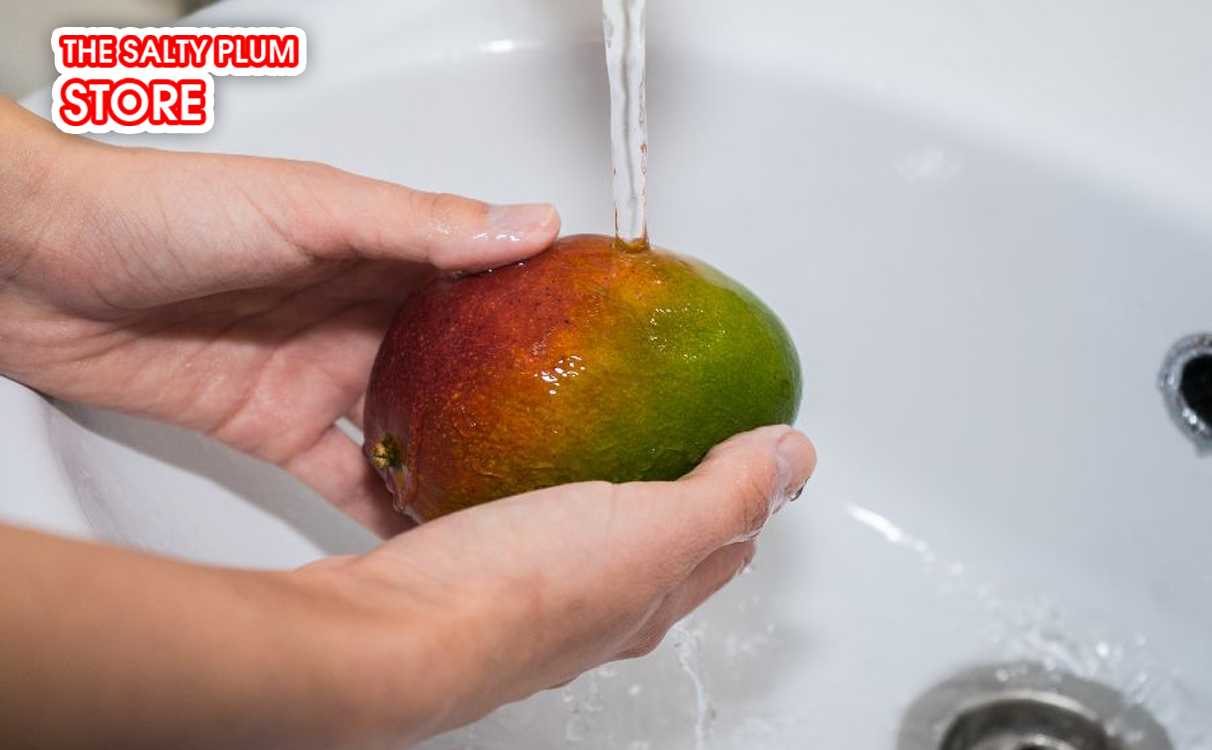 Wash mango to make spicy dried mango